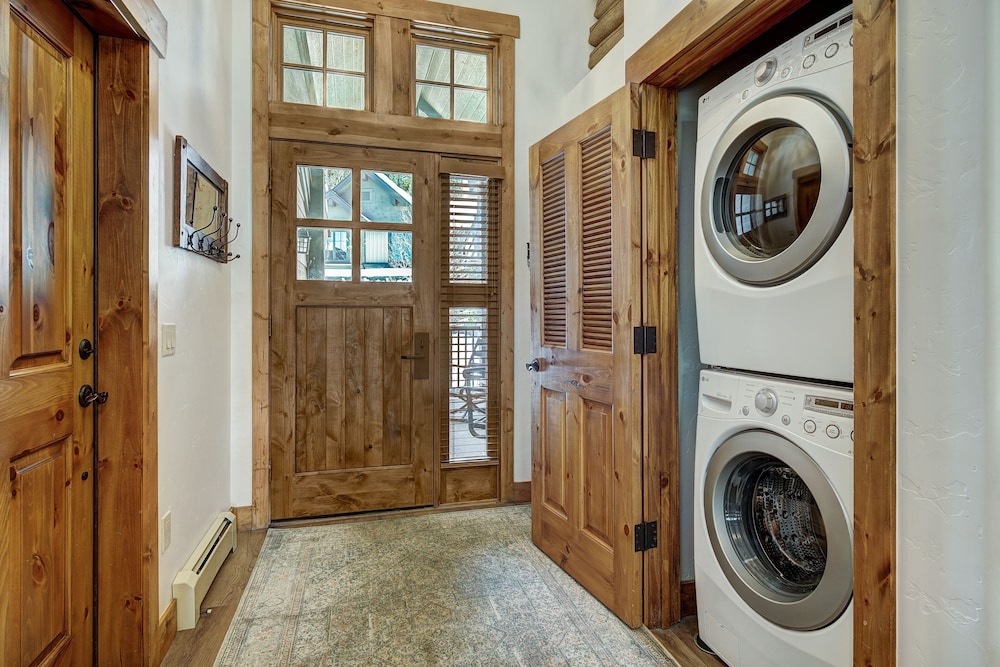 Updated, Modern Townhome With Private Garage 2 Bedroom Condo