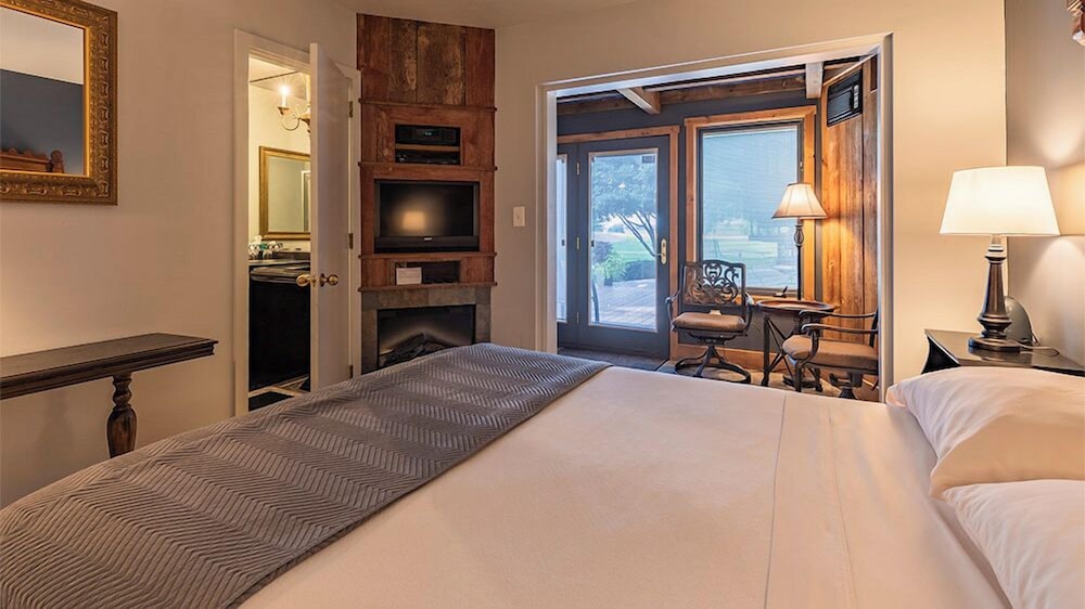 Twin Pine Manor Bed & Breakfast