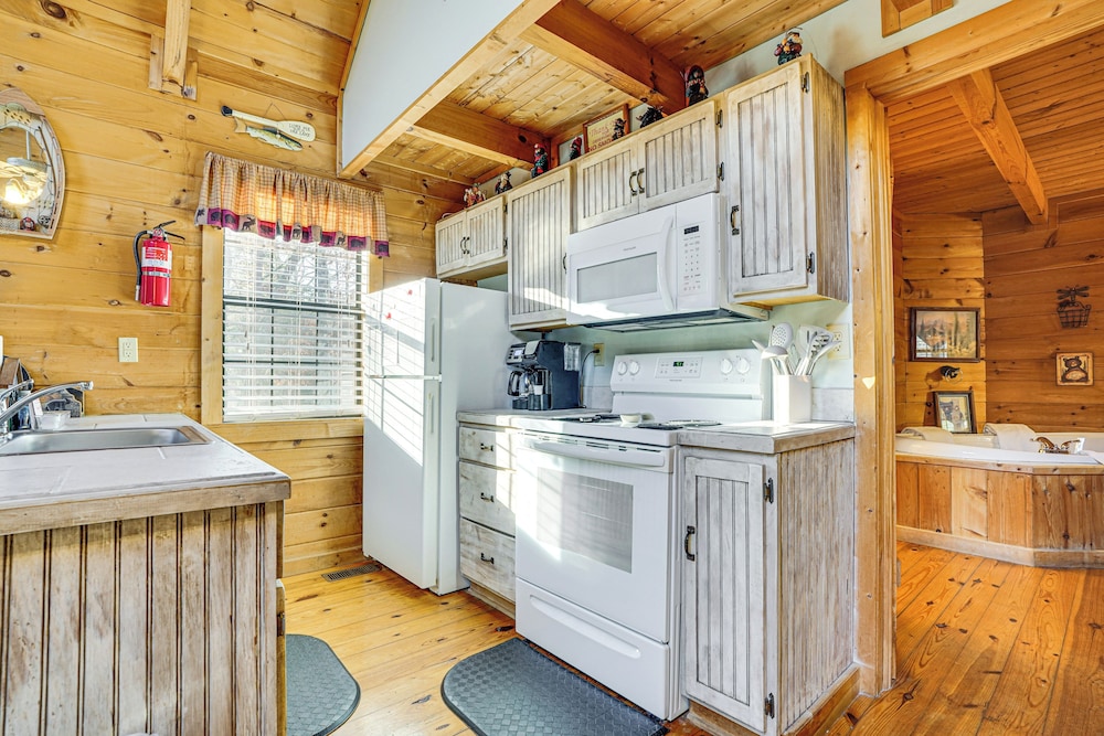Sevierville Angler's Cabin w/ Pond Access!