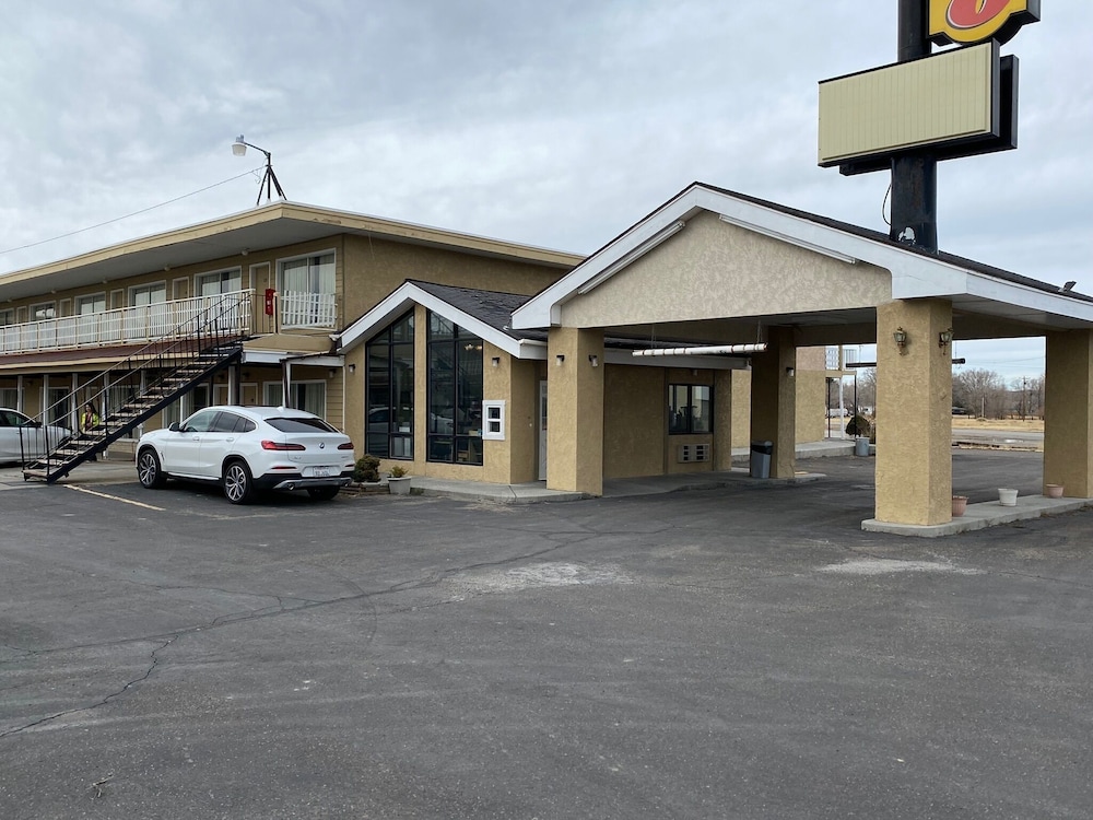 Super 8 by Wyndham Wells view 4