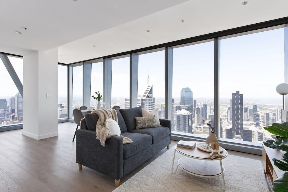 A 2BR Apt With Stunning City Views, Free Parking
