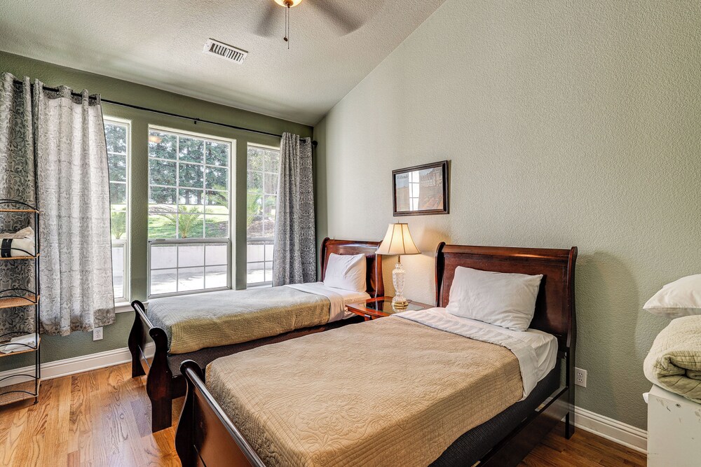 Luxe Vineyard Villa w/ Views & Fire Pit in Loomis!