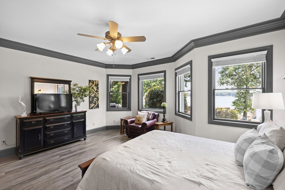 Make a Big Splash in 7BR Lake Norman Home!