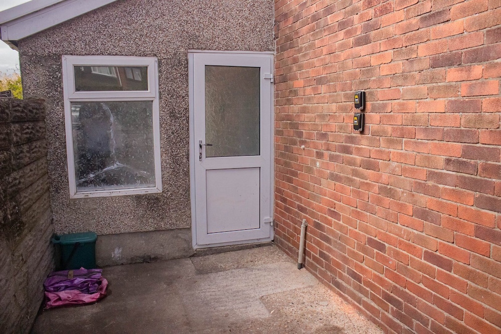 Swansea 3 Bedroom Home With Parking & Garden