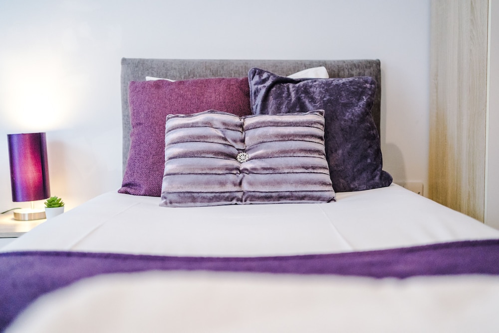 Stunning and Modern 2 Bedroom Apt in Liverpool view 5