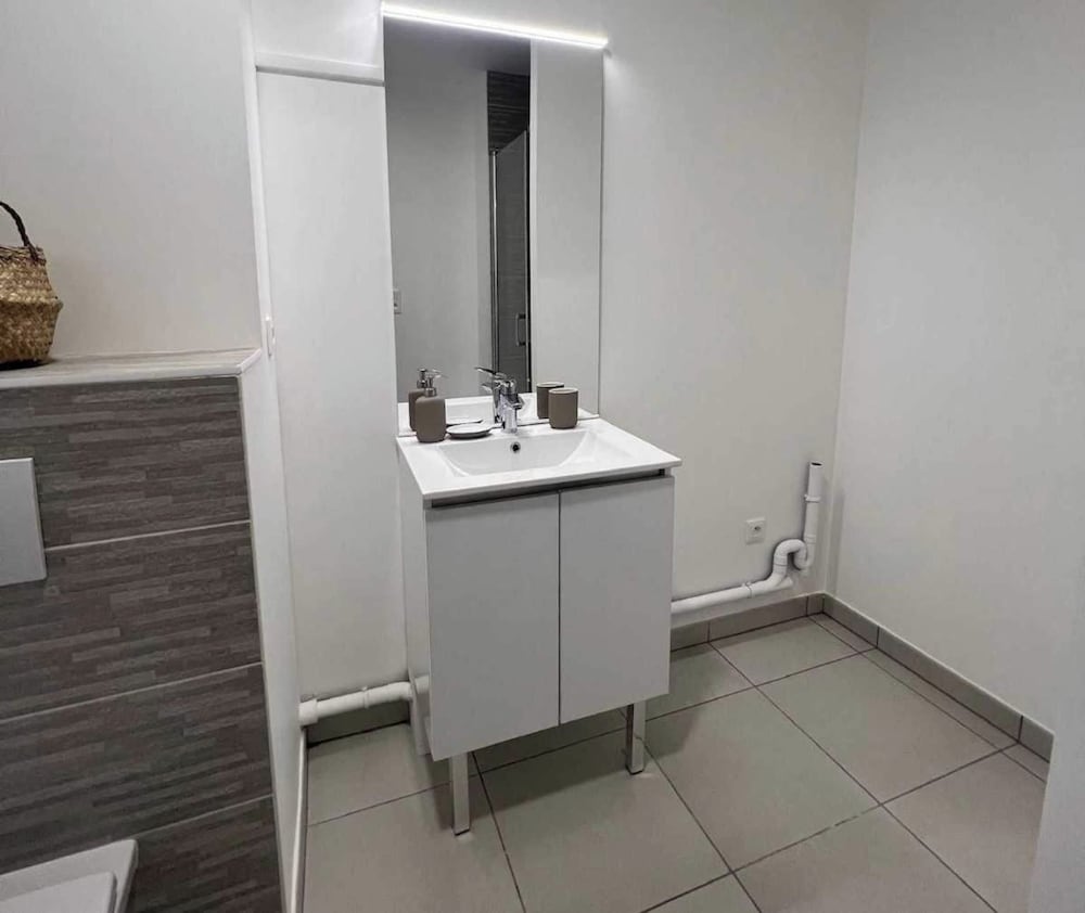 Elegant Appt - 2bdr/6p - Near Paris & La Defense