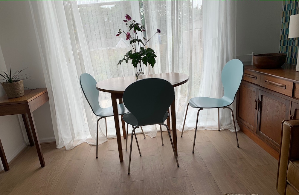 2 Bed-sleeps 4-parking-pets-10 min Walk to Beach