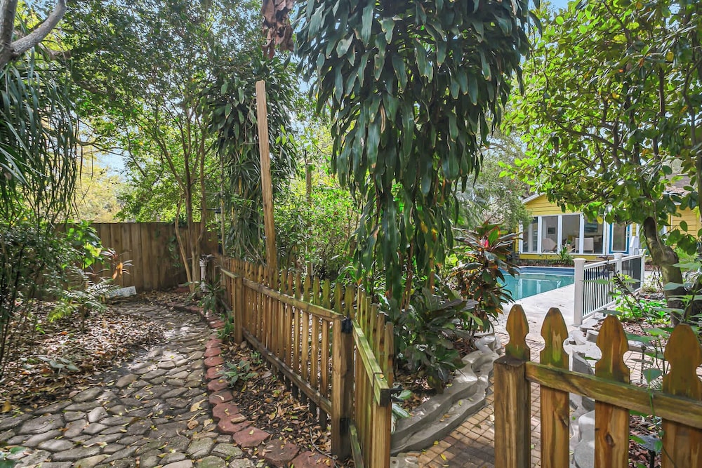 Pool House Oasis - Home for 6