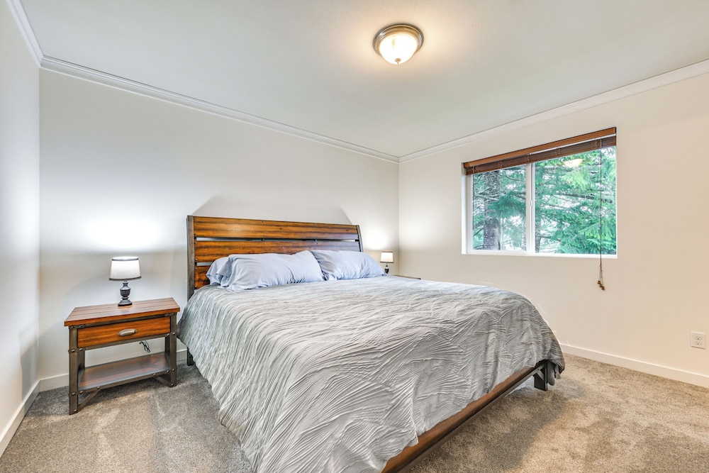 Lakefront Gem w/ Deck & Grill in Shelton
