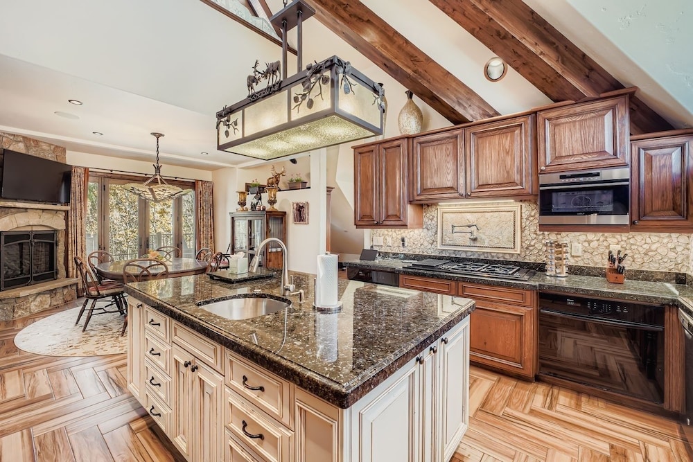 Fairway Drive Retreat 6 Bedroom Home