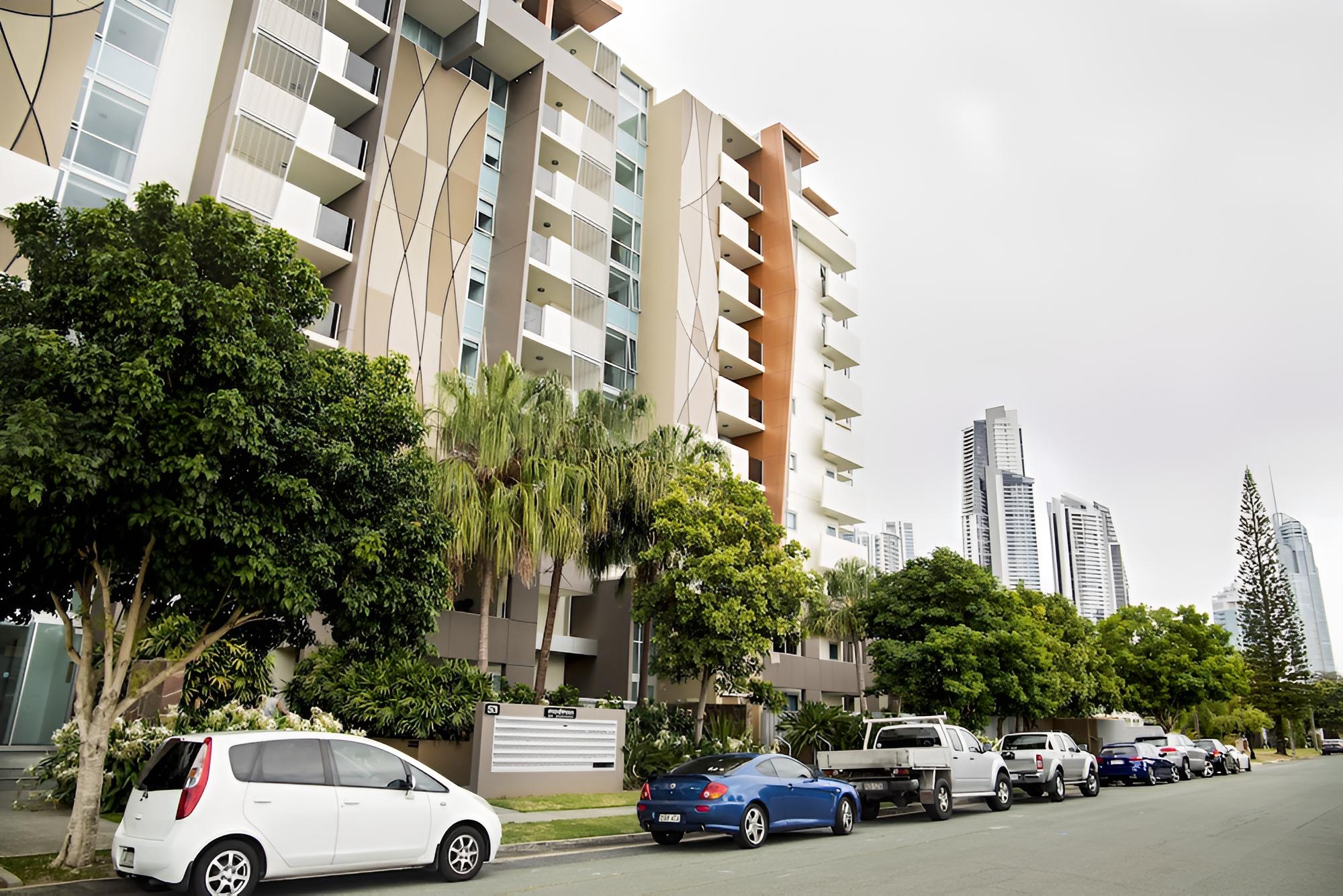 Surfers Paradise Suite with Pool and Spa