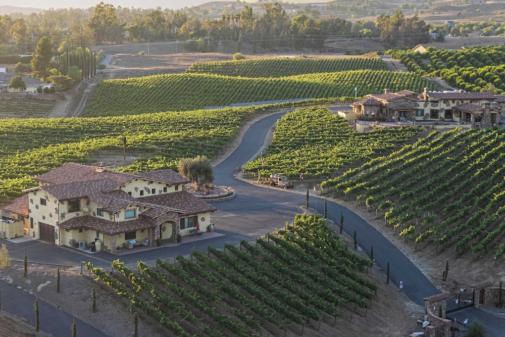 2 Homes in Bella Vista Rd by Avantstay Sleeps 8, Vineyard Views, Patios & Fireplace in Temecula Wine Trail