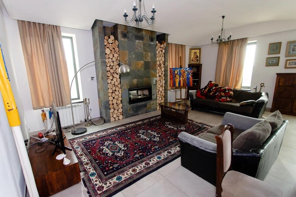 4 Bed Villa Estate Sleeps 7 - Pool, Garden, Sauna