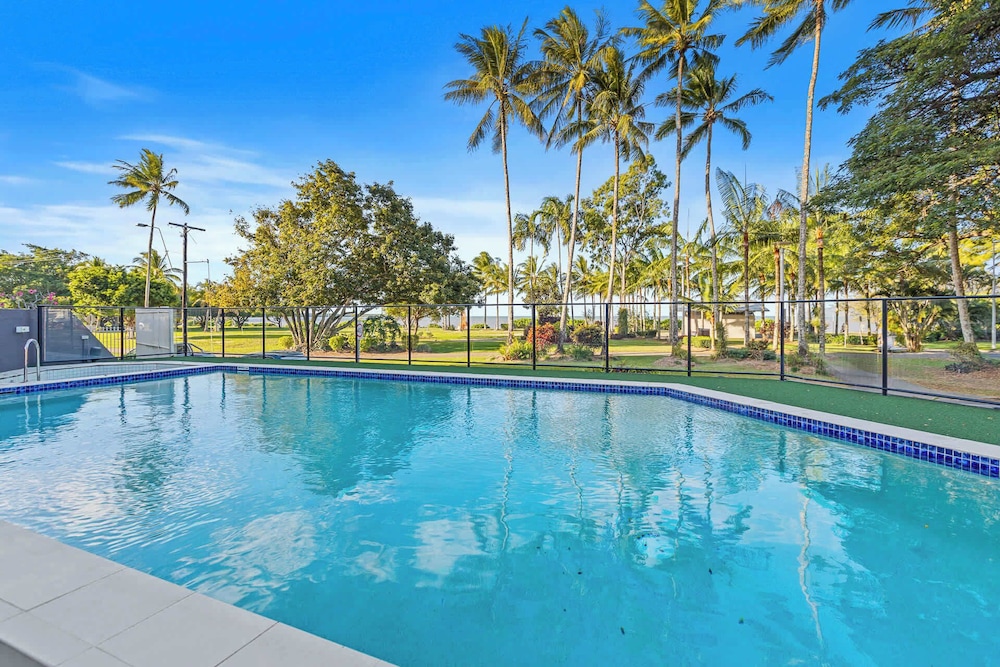 Rainforest Reef Retreat - Esplanade Ground-floor Apartment