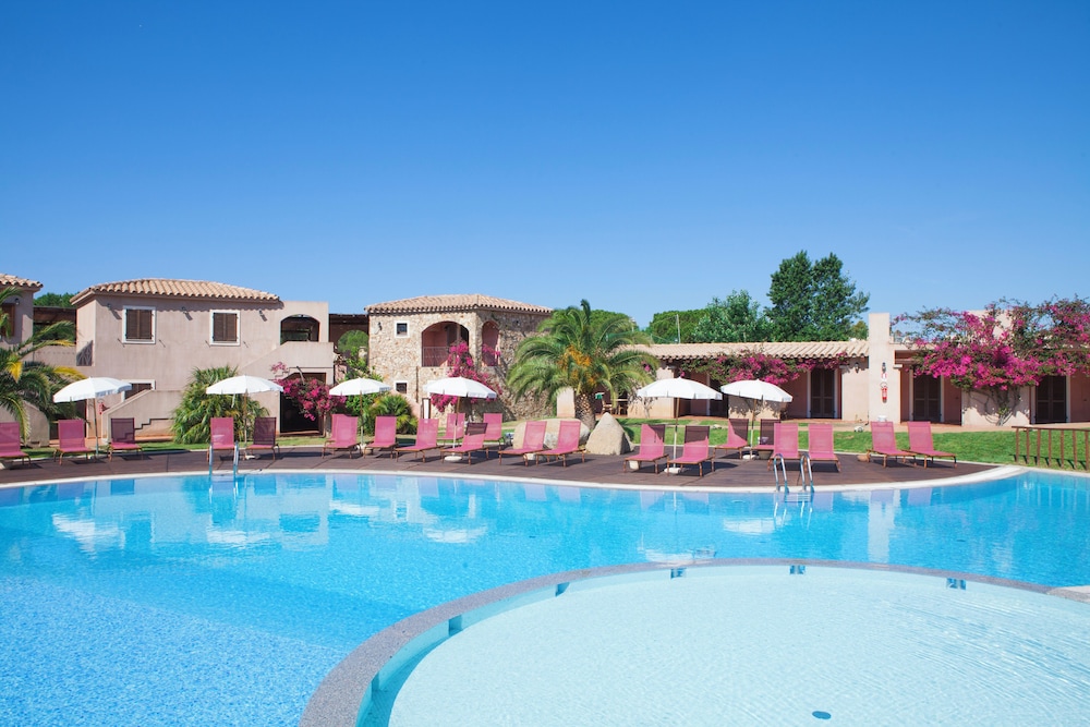 Residence with pool in Campulongu