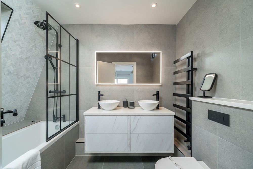 Chic 2BR Battersea Flat - Terrace & Pet-Friendly
