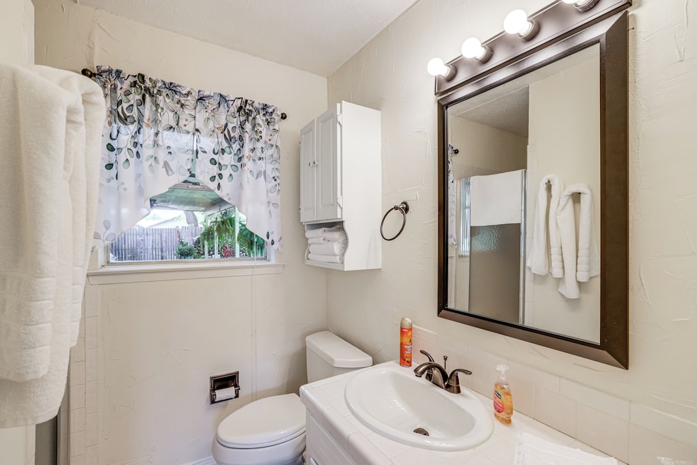 Home w/ Backyard Oasis < 7 Mi to At&t Stadium!