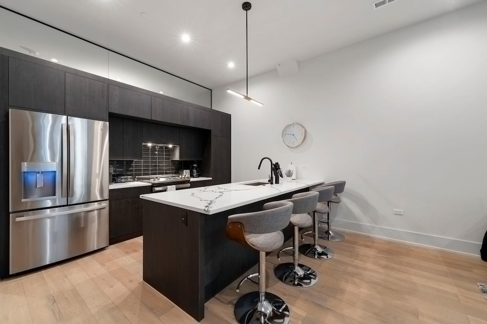 Chic 2BR 2BA Condo w Balcony - River North Chicago
