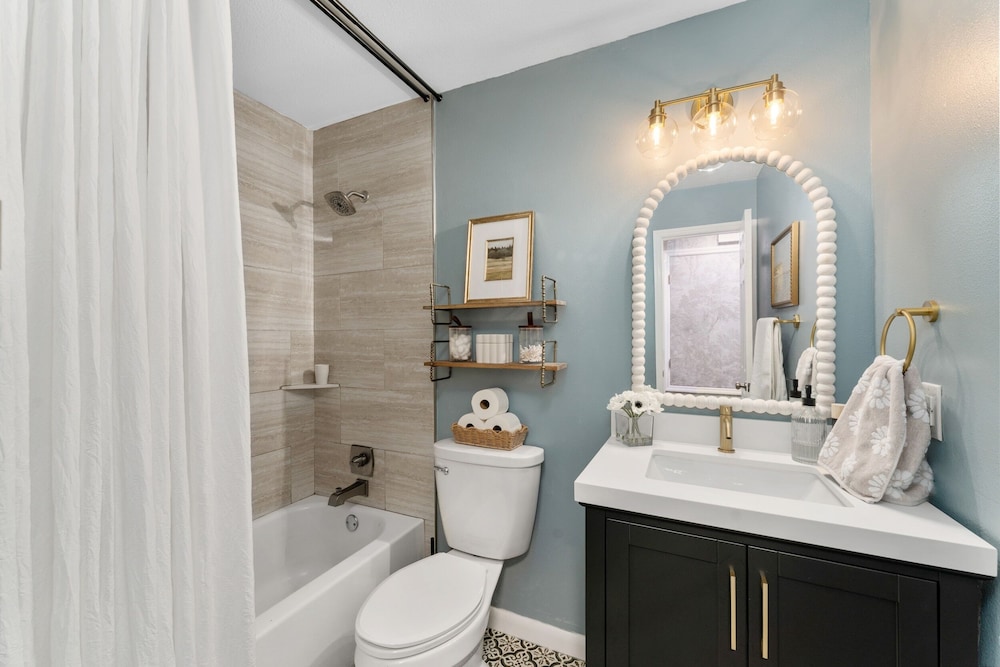 Designer Pet-friendly Retreat With Heated Pool 5 Bedroom Home