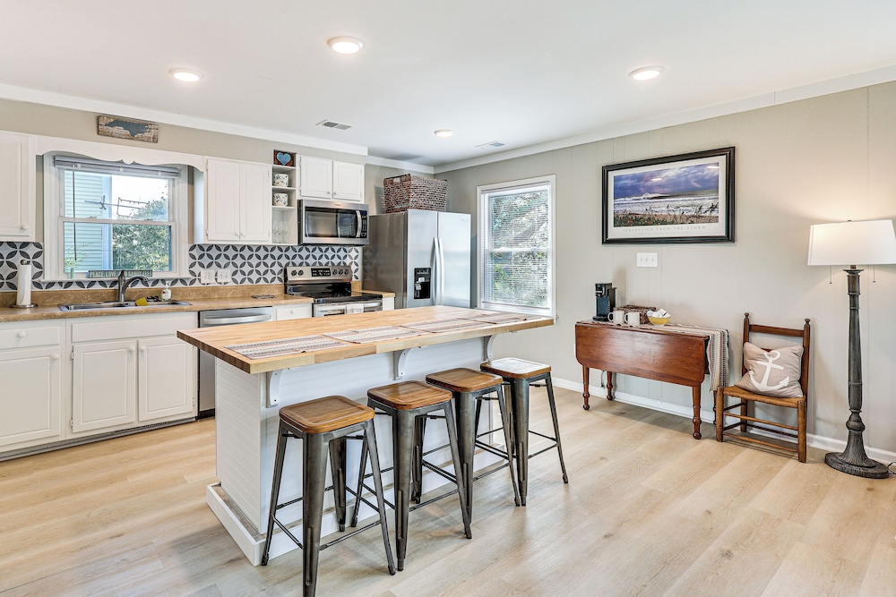 3 Blocks to Beach Access: Coastal Carolina Apt