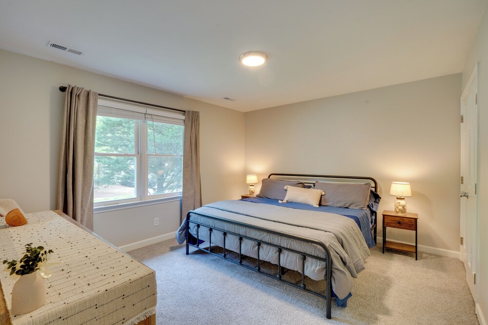 7 Mi to Dtwn Raleigh: Bbq-ready Townhome!