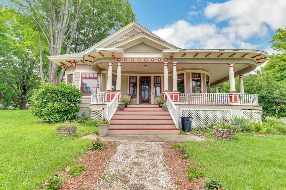 Spacious Victorian Home With Mountain Views And Lots Of Fun Extras!! 5 Bedroom Farmhouse by Redawning - Property Image 23