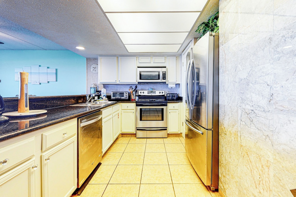 Gulf-view 3BR w/ Gourmet Kitchen, Tennis & Pools