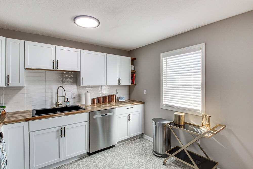 Modern & Stylish Olathe Home in Prime Location view 3