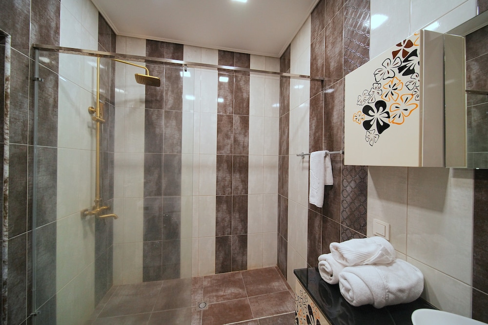 Elegant Suite by Sweet Home