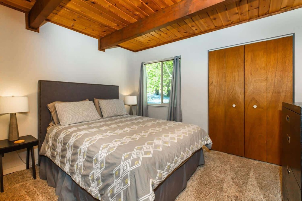 Alder Creek Paradise - Tree-lined Cabin Stay for 7
