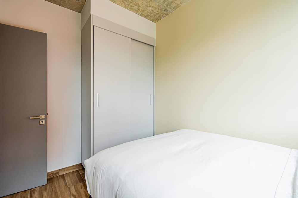 w Modern 2BR w Great Deco in Centriqo