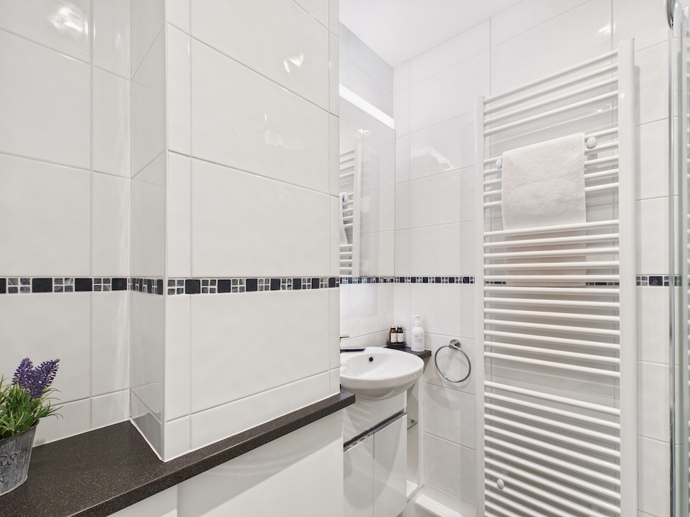 2-bed Central Apartment- Free Private Parking