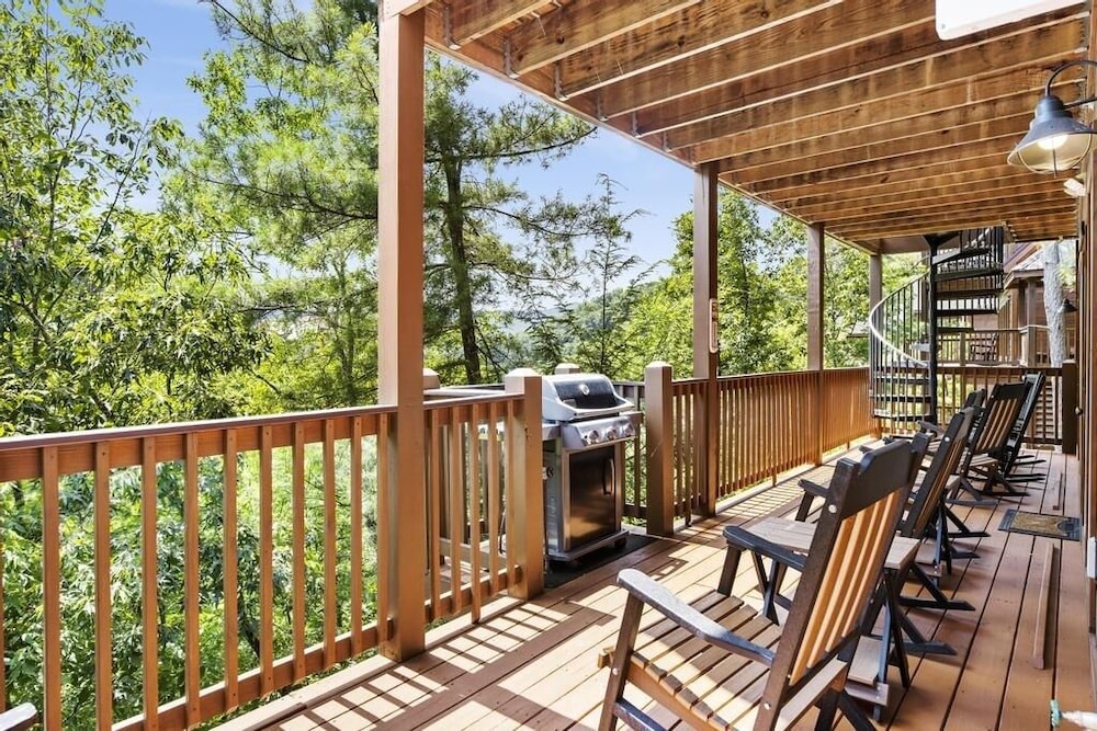 A Perfect Getaway - 4 Bedrooms, 4 Baths, Sleeps 15 Cabin by RedAwning
