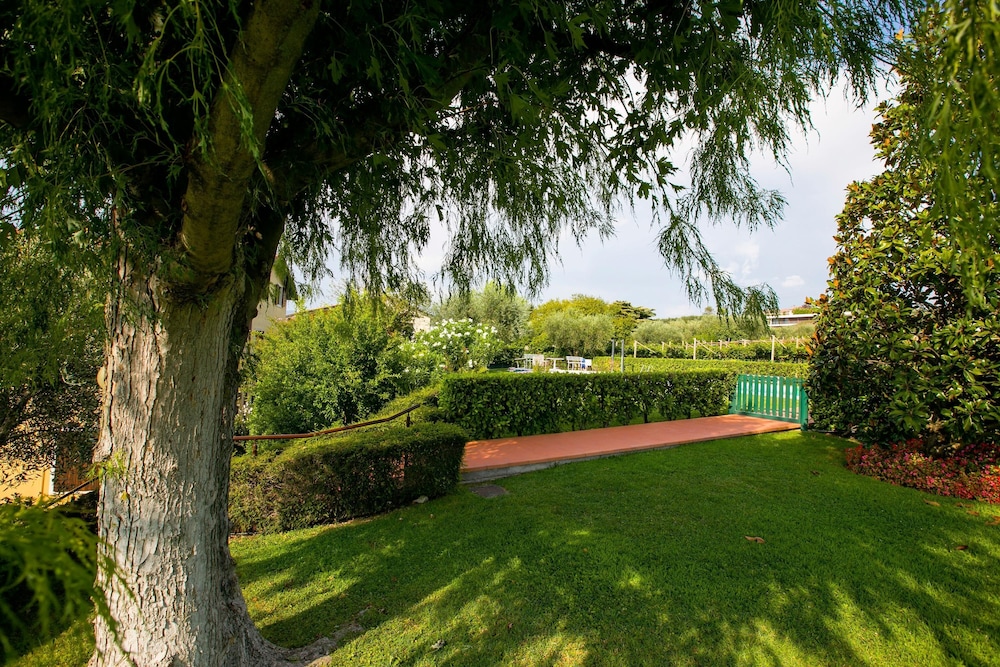 Bardolino Garden Pool Tennis on the Lake view 5