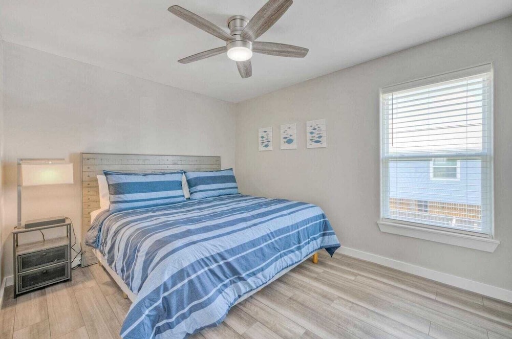Sleeps 16 2 Homes, Priv Pool, Ping-pong 1block to Alister St. Shops & Dining