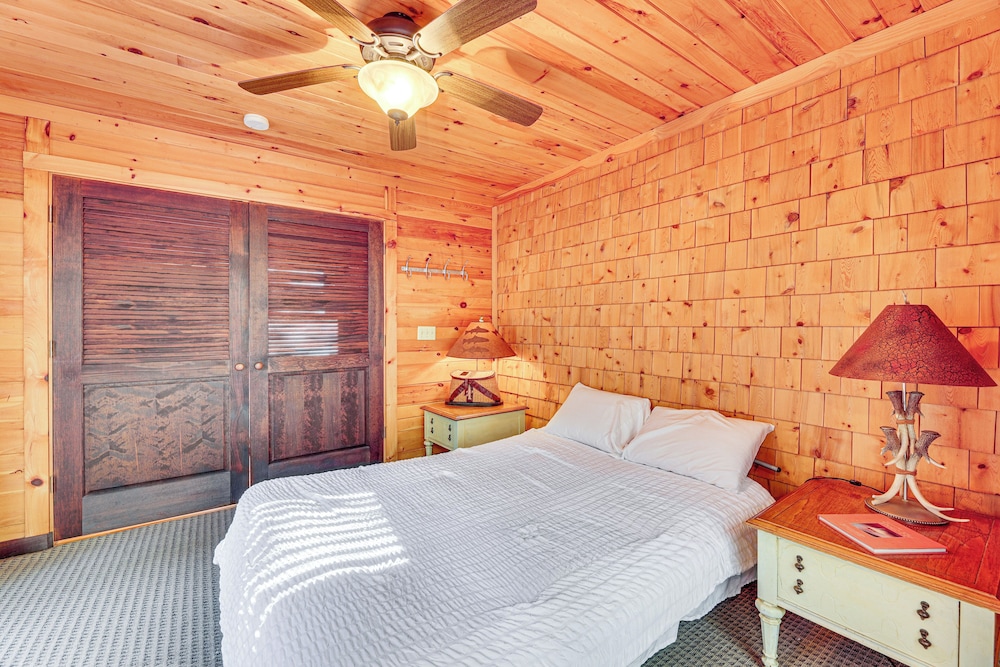15 Mi to Snowshoe Resort: Cabin w/ Deck & Fire Pit