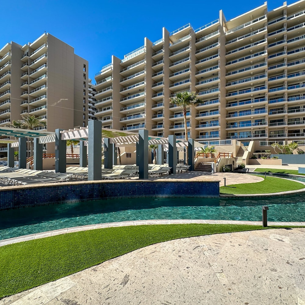 Luxury Ocean View Condo w Huge Deck