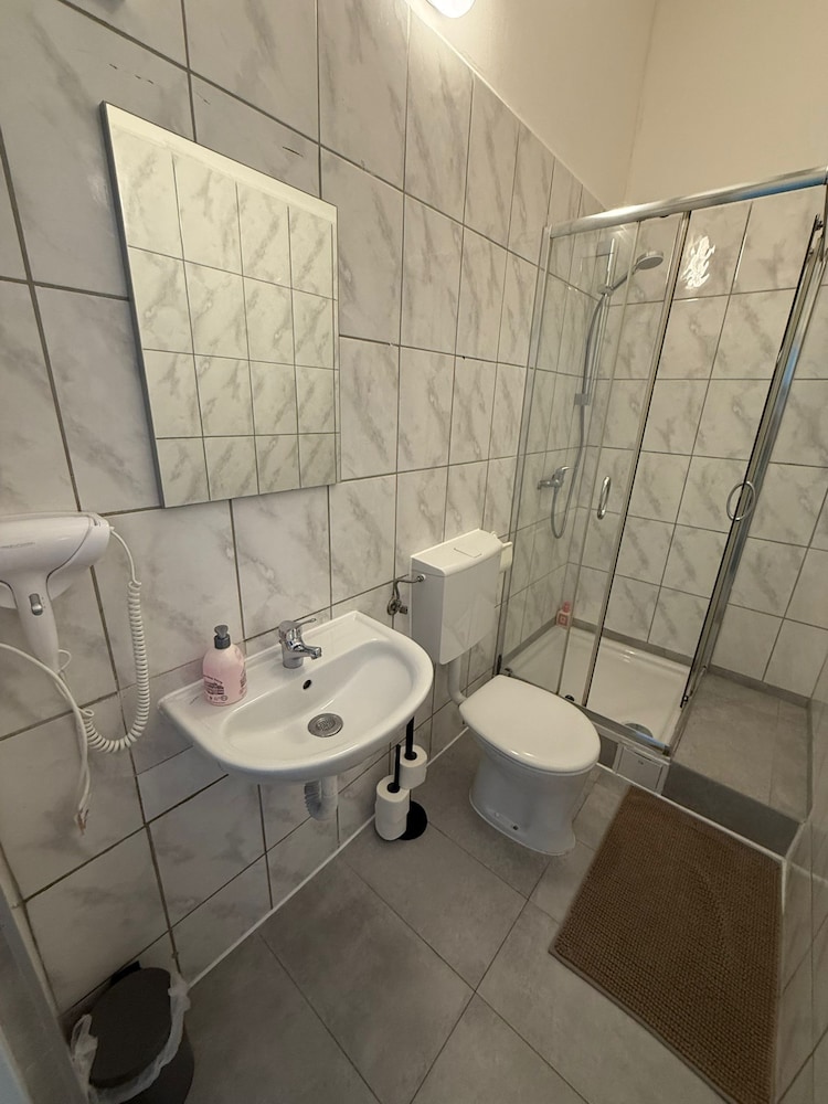 Simple 2BR Near Westbahnhof Station