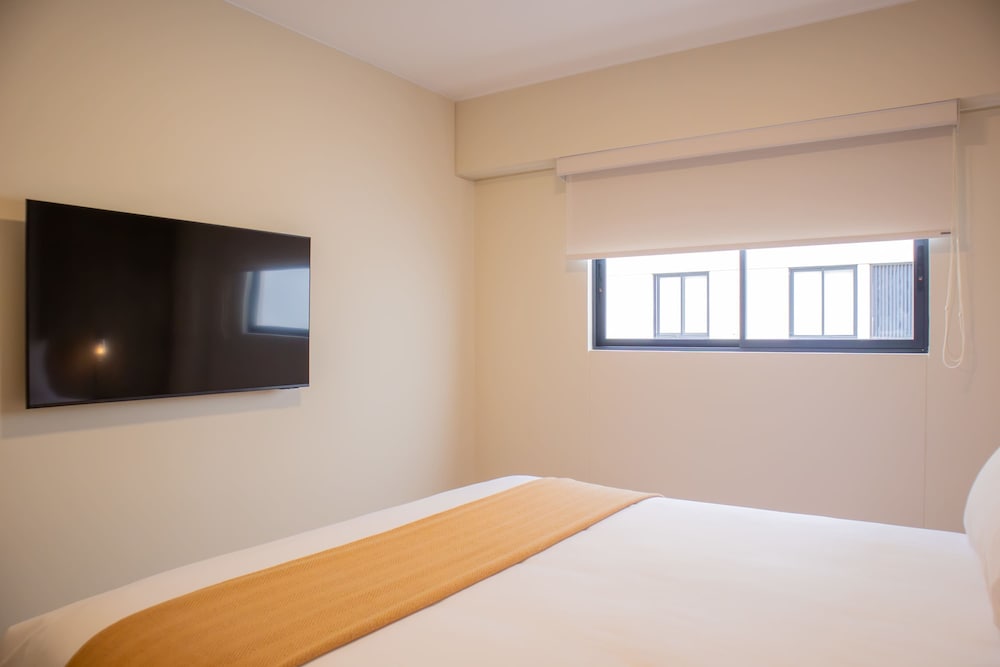w Modern 3BR w Balcony Near Kennedy Park