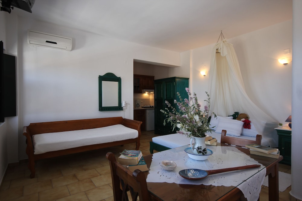 Vrachia Studios & Apartments