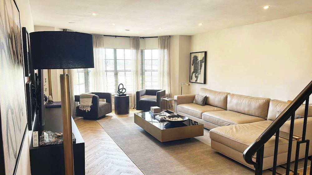 New 5 Bedroom Modern Villa on Golf Course