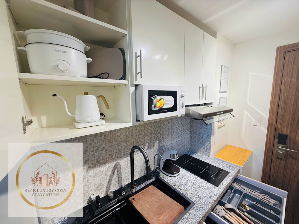 Cozy Retreat w/Balcony Near SM Mall/NAIA Airport