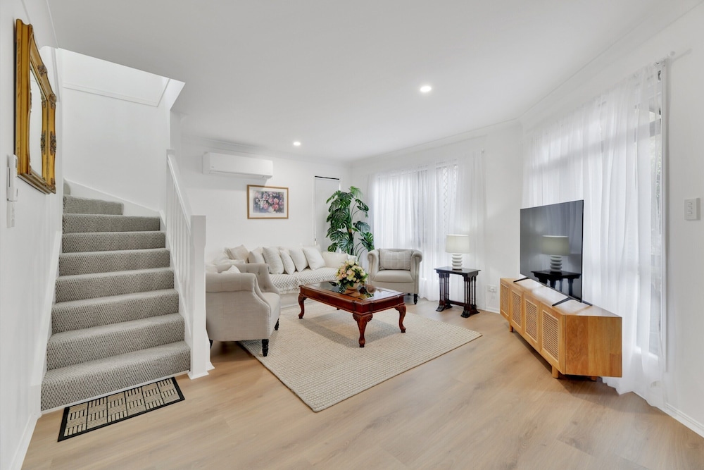 Homely 3-bed Townhouse With Pool & Gym Access