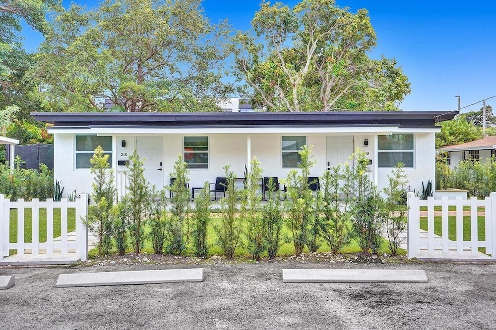 Modern Hallandale Apt w/ Backyard Near Beach