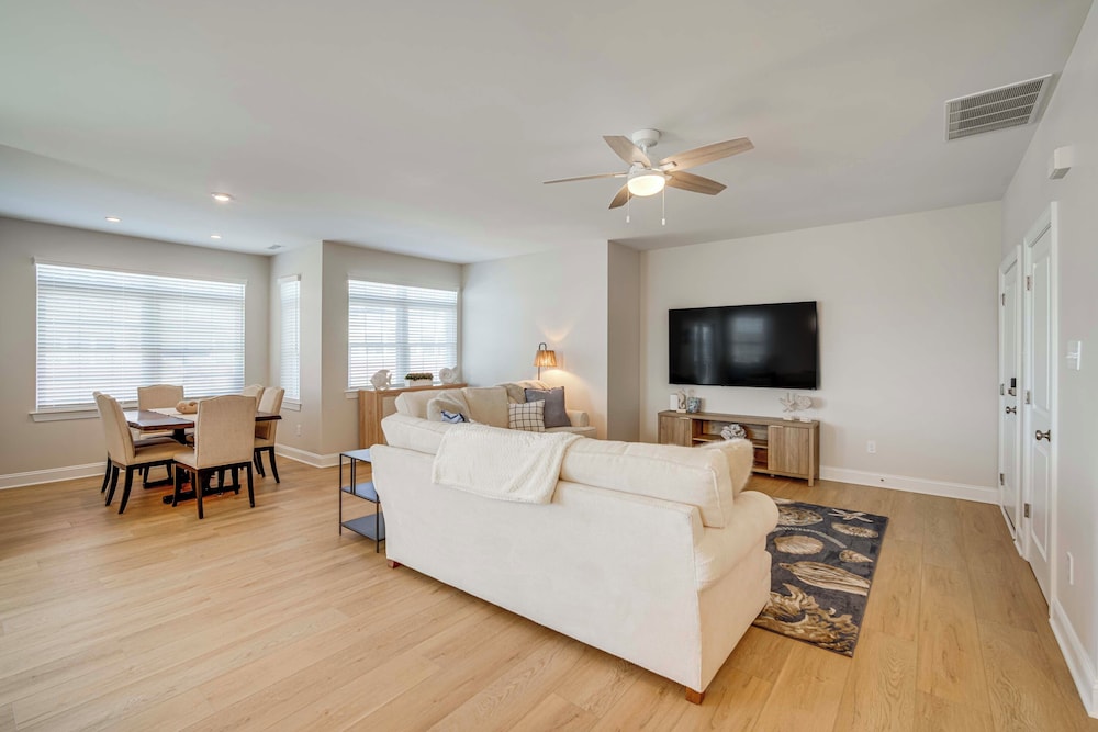 Walk to Beach: Spacious Condo in North Wildwood!