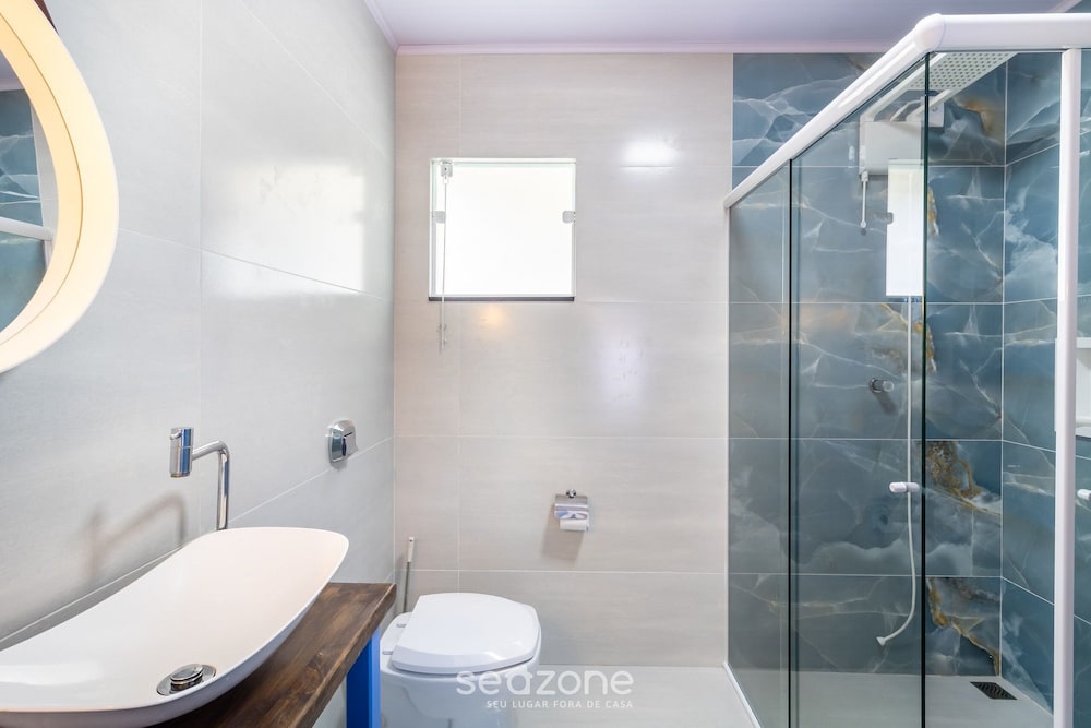 Apt w/ Balcony, 3 Bedrooms Close to Beach Rsu3842