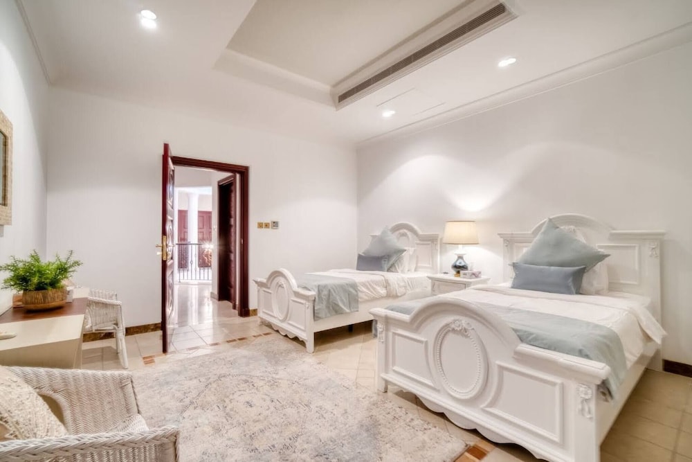 Private 5 Bedrooms Villa With Pool