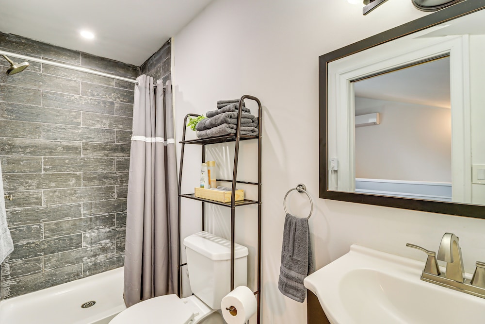 Modern Mountain Escape in Poconos: Walk to Slopes!