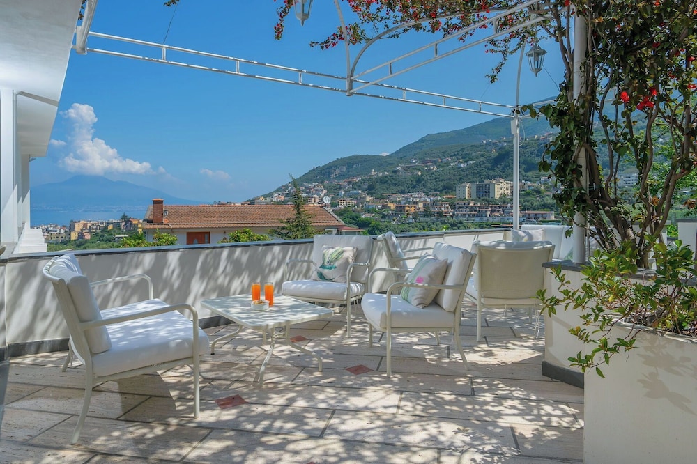 Luxury Levaina Villa, Sleeps 8 on the Amalfi Coast