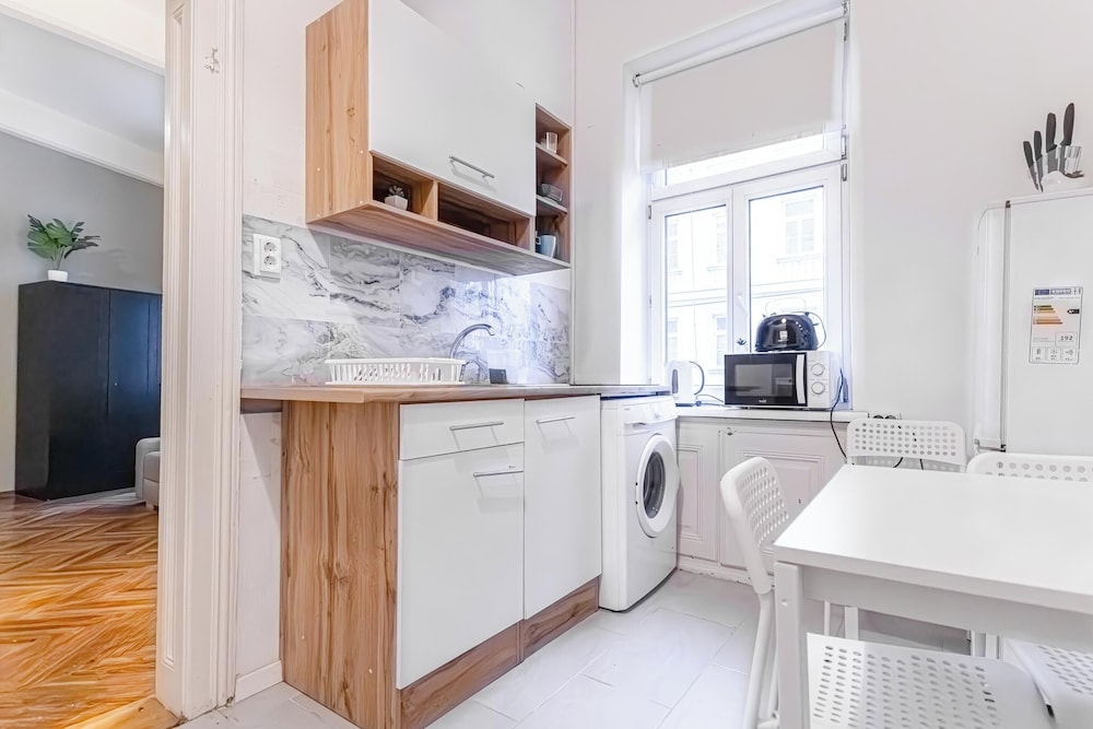 Elegant 1BR Apt Steps from Praterstern